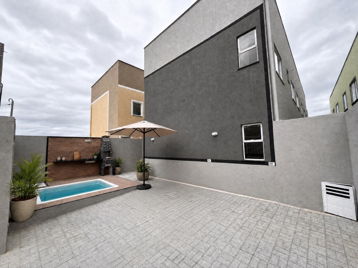 &Aacute;rea de lazer com piscina e churrasqueira